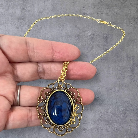 Large oval faux lapis pendant gold tone plus matching necklace - Picture 2 of 7
